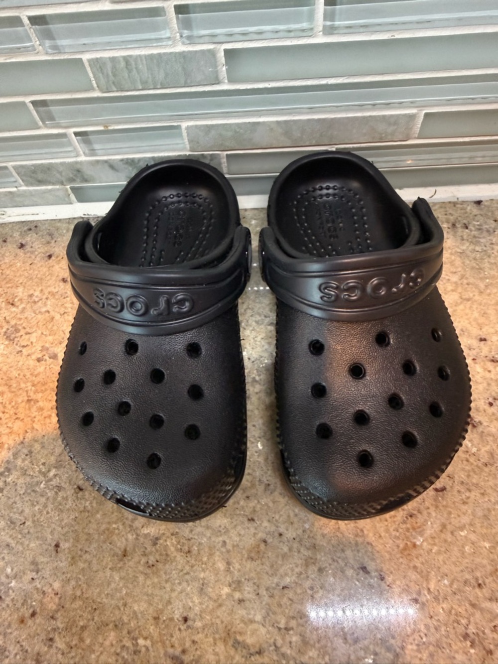 Unisex CROCS Clogs in Black in Size 6 toddler